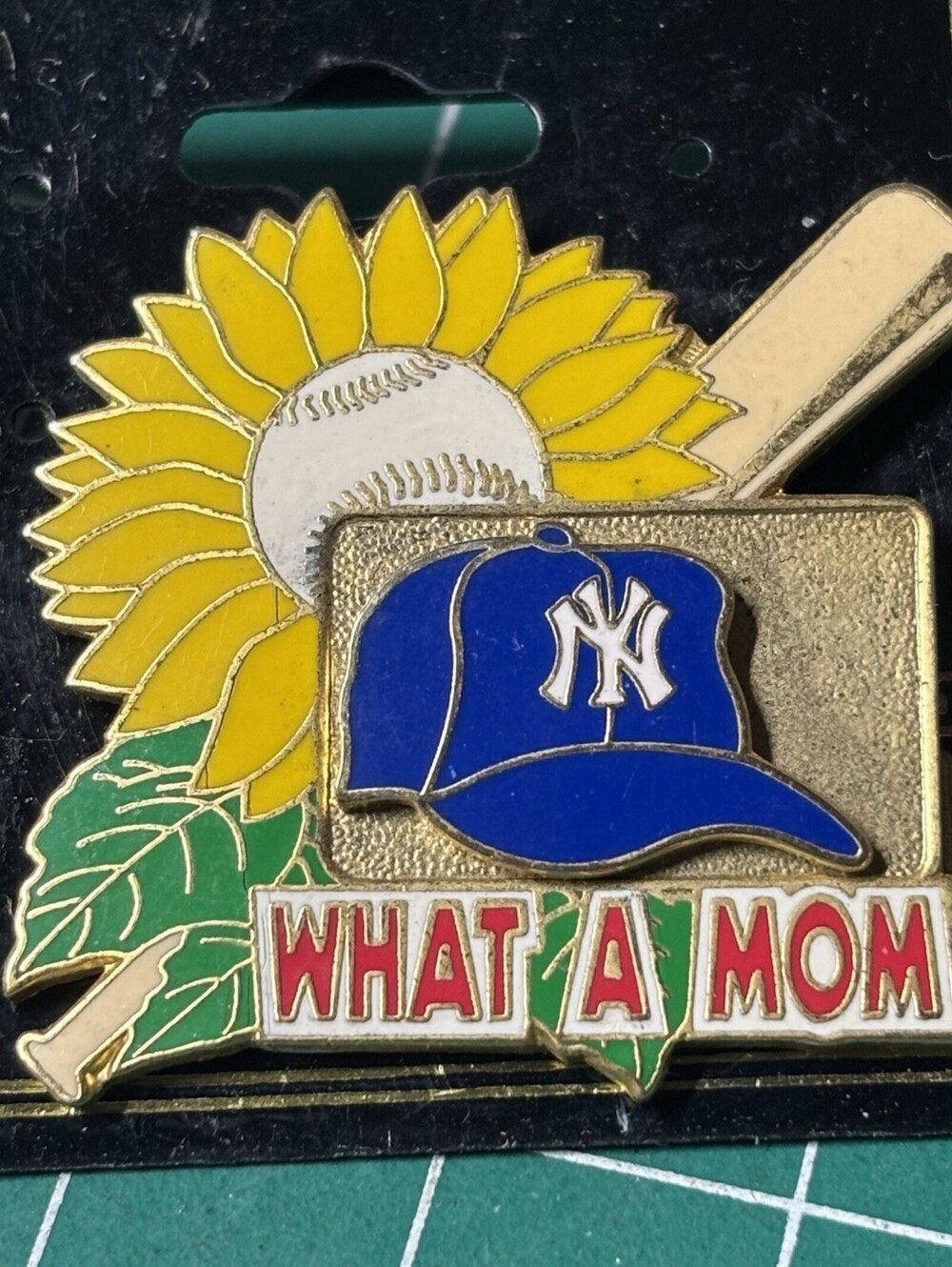 NY YANKEES MOTHER'S DAY PIN What A Mom VERY HARD TO FIND